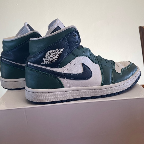 WMNS AIR JORDAN 1 MID SE - Picture 4 of 15